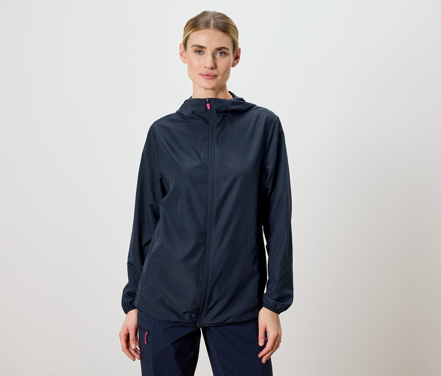 Frau trägt eine marineblaue Regenjacke mit Kapuze.