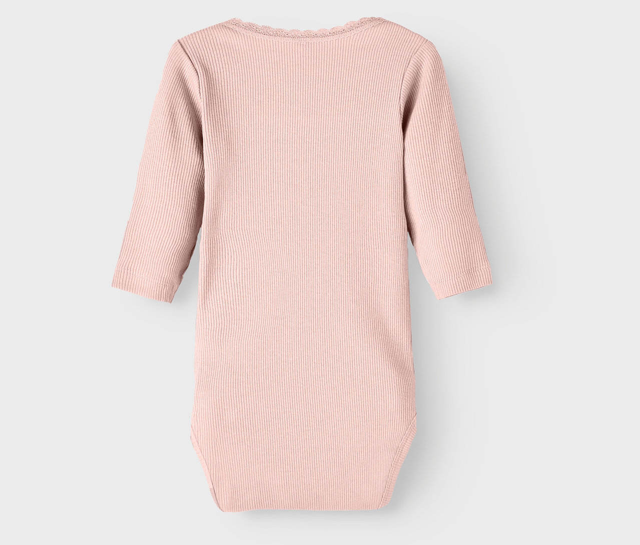 Detailansicht eines rosafarbenen 2 NAME IT Baby-Bodys in Lilatönen.