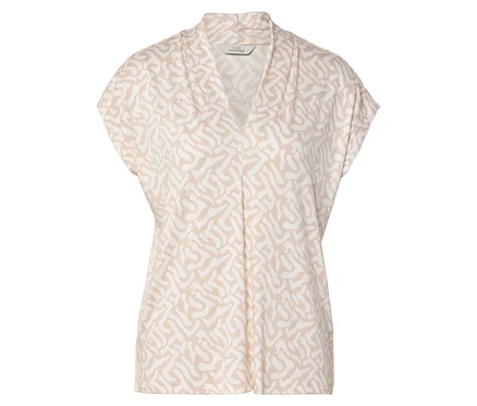 Ein kurzärmeliges, beige-weiß gemustertes Shirt mit V-Ausschnitt.