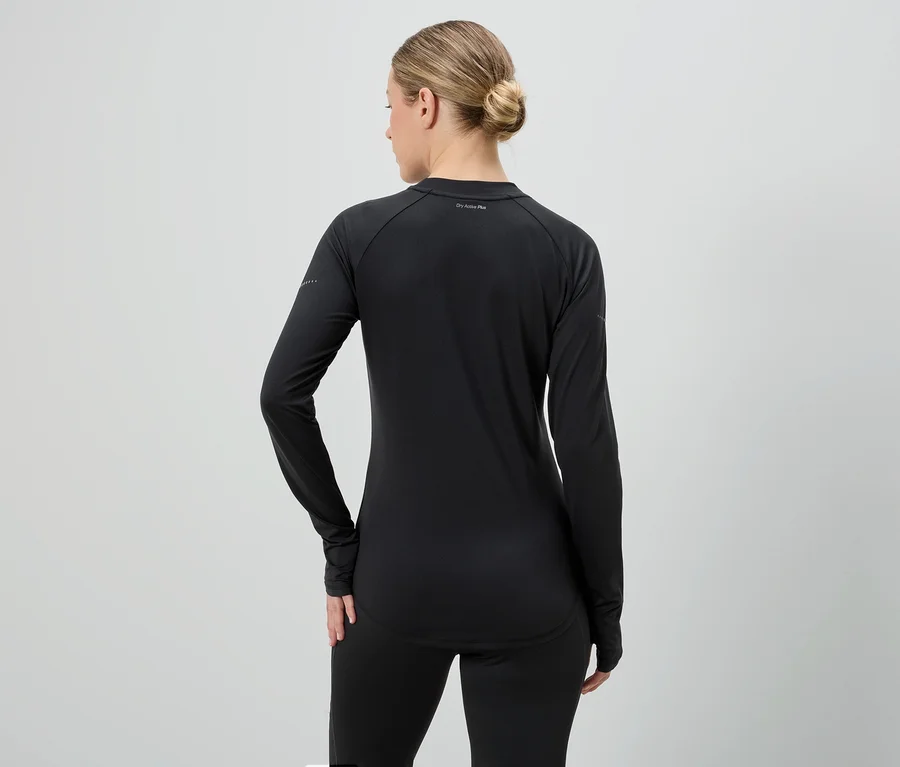 Rückansicht einer Frau mit blondem Haar, die ein schwarzes, langärmeliges Sportoberteil und eine Leggings trägt.