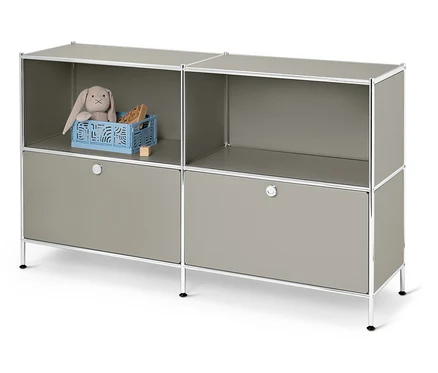 Graues Regal mit Spielzeugkiste und Stofftier