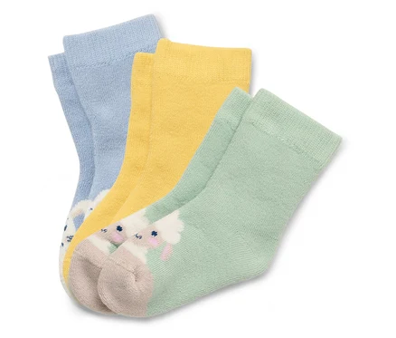 Drei Socken in blau, gelb und grün mit Schafmotiven liegen übereinander.