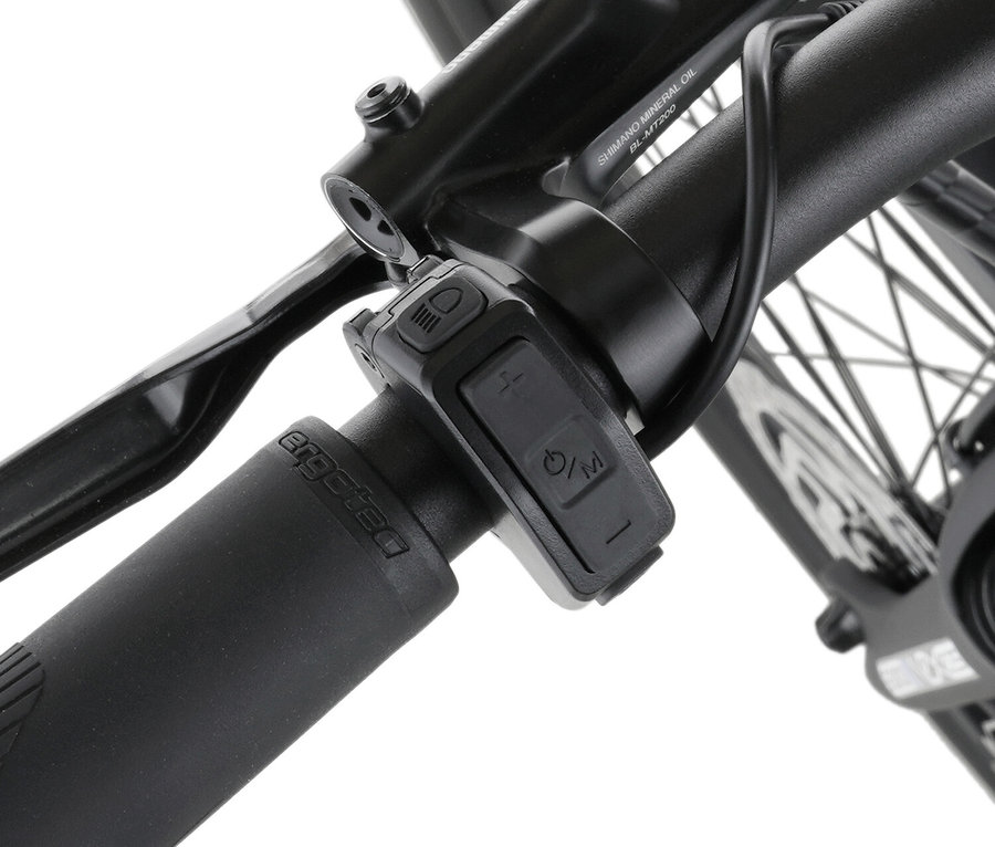 Nahaufnahme des Lenkers eines Fischer Viator 2.1, 50 cm Fahrrads, der Bedienelemente und Bremshebel zeigt.