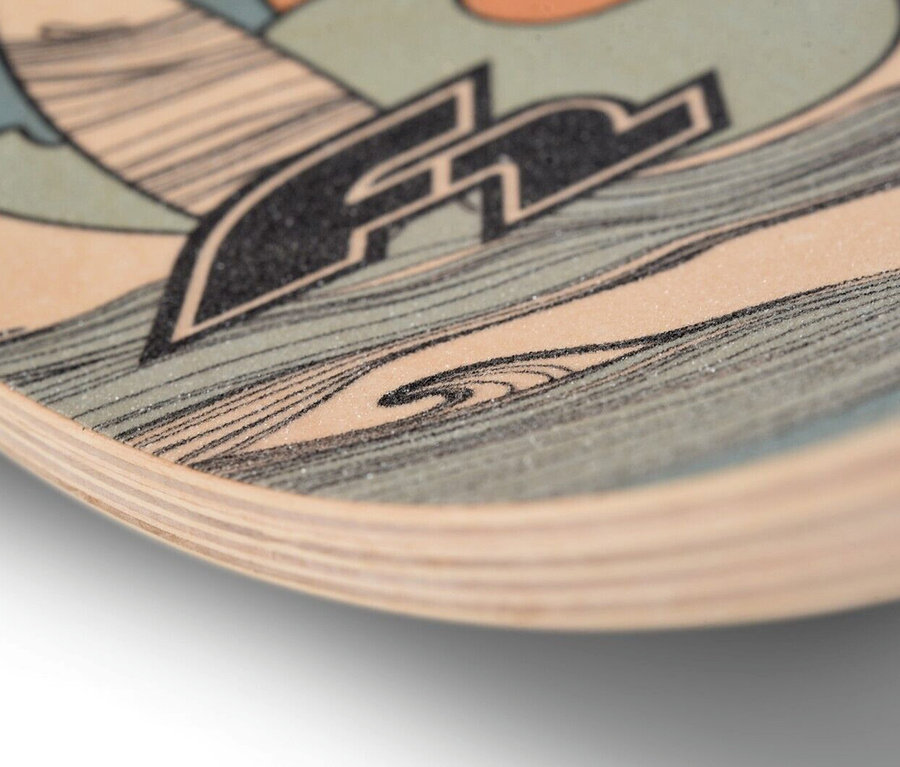 Detailaufnahme eines F2 Wip Boards mit grafischem Design.