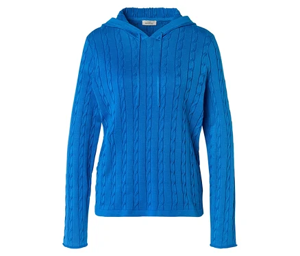 Blauer Kapuzenpullover mit Zopfmuster und Kordelzug vor weißem Hintergrund.