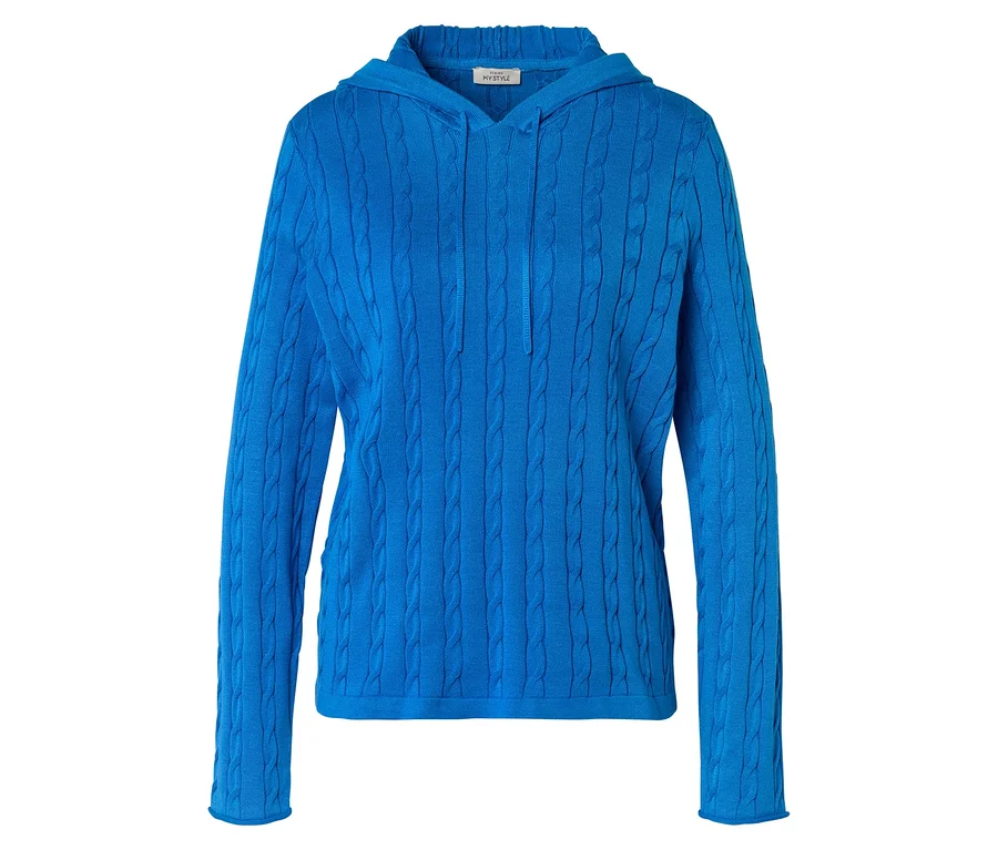 Blauer Kapuzenpullover mit Zopfmuster und Kordelzug vor weißem Hintergrund.