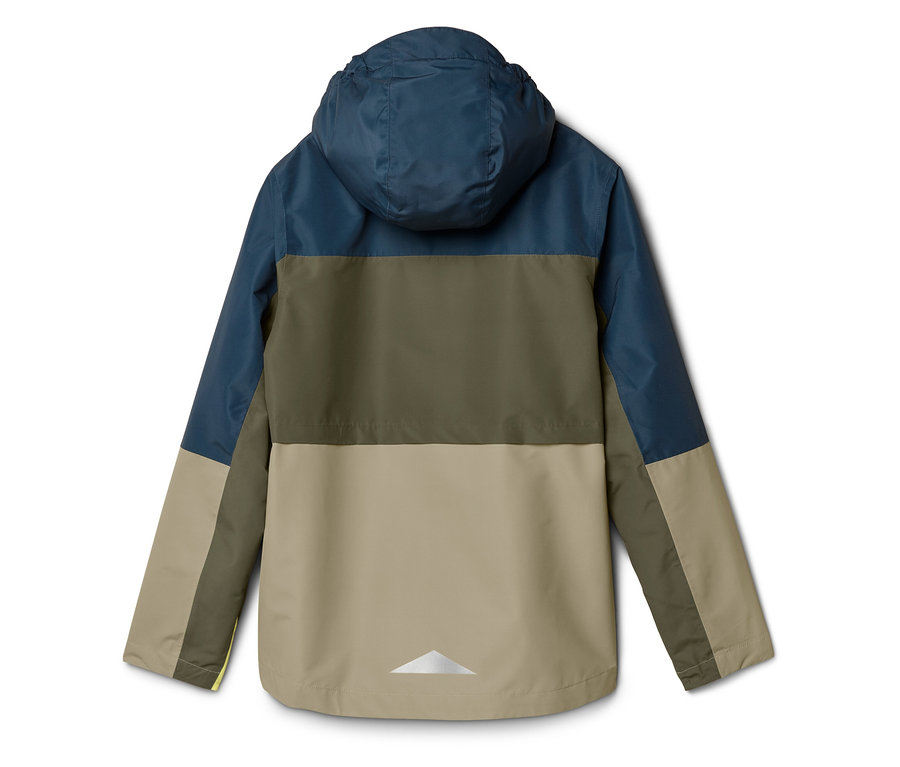 Rückansicht einer dreifarbigen Jacke in Blau, Oliv und Beige mit Kapuze und reflektierendem Dreieck am unteren Saum.