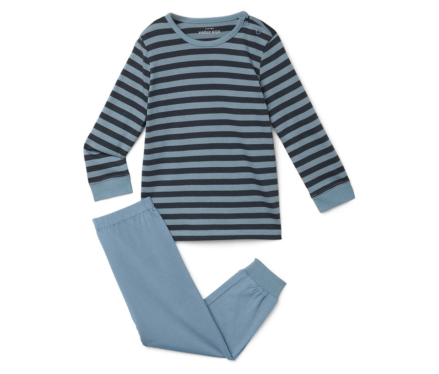 Ein blau gestreifter Schlafanzug liegt auf einem weißen Hintergrund.