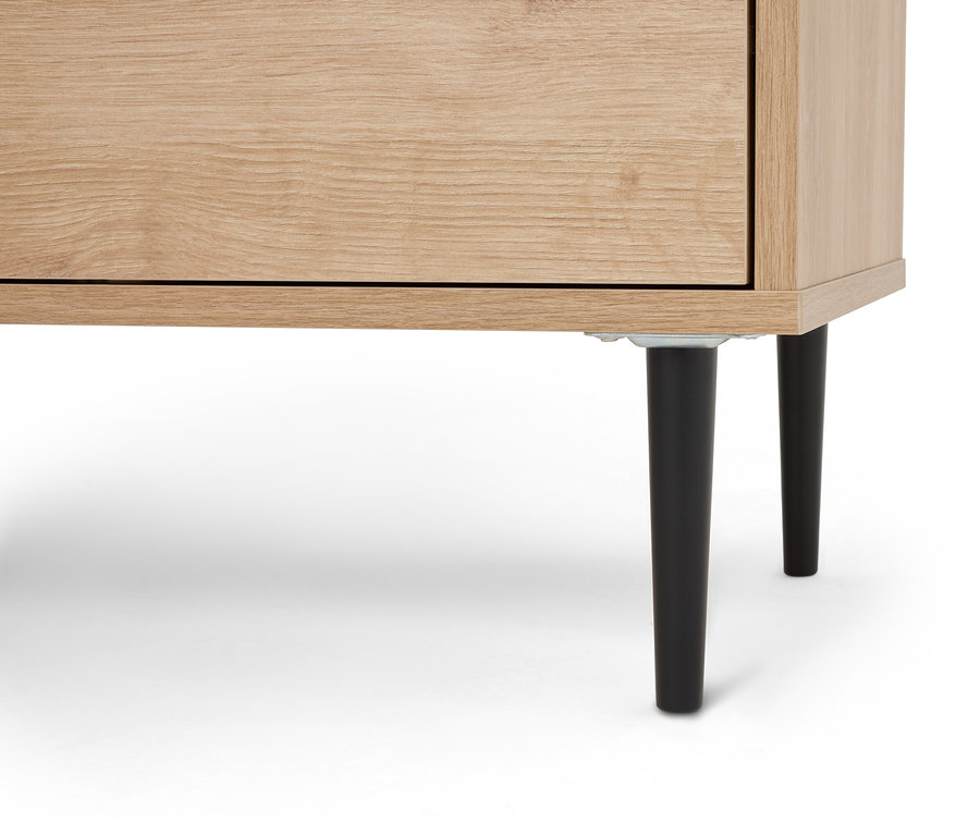 Nahaufnahme eines hellbraunen Nachttisches mit Schublade und vier schwarzen Beinen.