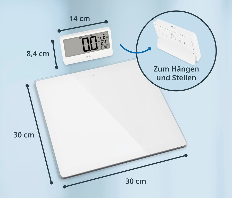 Weiße digitale Personenwaage (30x30 cm) mit separatem Display (14x8,4 cm), das Gewicht, Temperatur, Luftfeuchtigkeit und Uhrzeit anzeigt und aufgehängt oder aufgestellt werden kann.