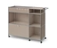 Ein beiges, modulares Rollregal mit Chromrahmen. Es hat oben links ein offenes Fach mit perforiertem Metallkorb, oben rechts zwei offene Ablagen mit einem Chromgriff, unten links einen geschlossenen Schrank mit Knopf und unten rechts zwei offene Ablagen.