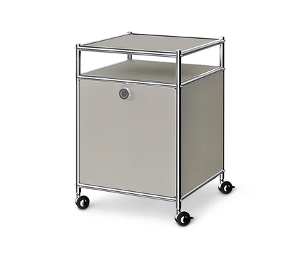 Heller grauer Rollcontainer mit Chromrahmen, offener Ablage oben, geschlossenem Fach mit rundem Griff und schwarzen Rollen.