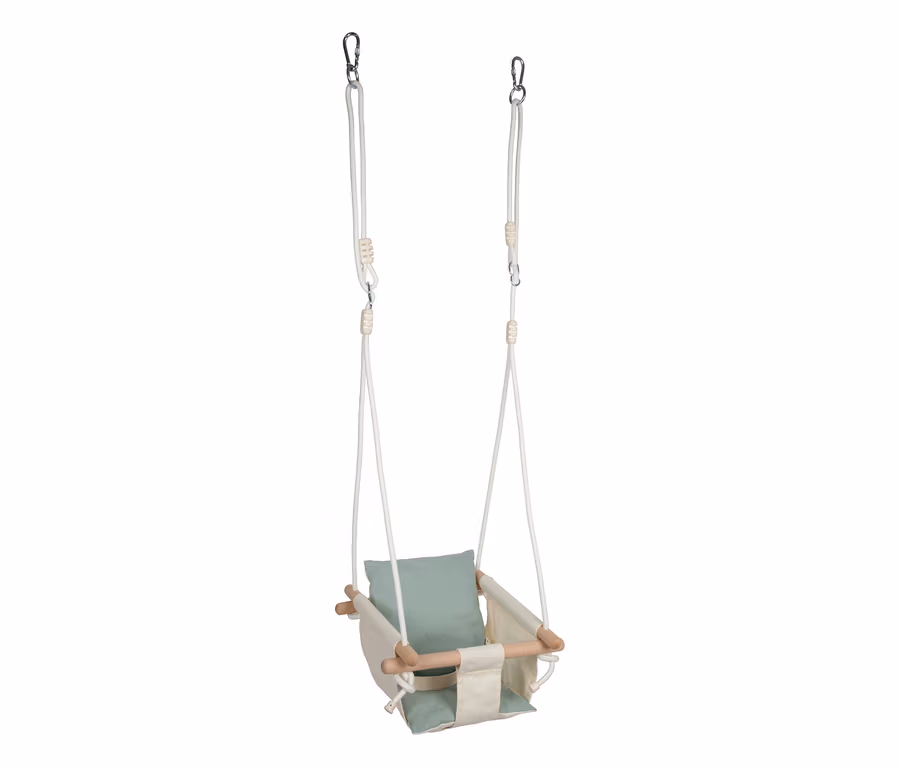 Eine beige small foot Komfort Babyschaukel mit weißen Seilen und einem hellgrünen Kissen.
