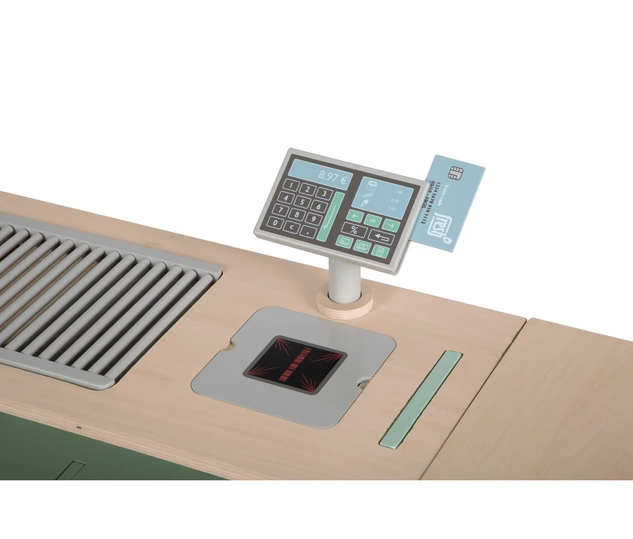 Spielkasse und Scannerbereich des small foot Kaufladen und Kinderküche »fresh«. Eine graue Spielkasse mit Tastatur und Display zeigt „8,97 €“ an, eine hellblaue Kreditkarte ist eingesteckt. Links ist eine graue Lamellenfläche, darunter ein graues Quadrat mit rotem Barcode-Muster und rechts ein hellgrüner Schlitz.