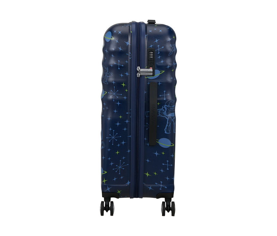 Dunkelblauer Koffer mit Weltraum-Muster, Sternen, Planeten und Buzz Lightyear. Er hat ein silbernes Zahlenschloss und vier schwarze Rollen.