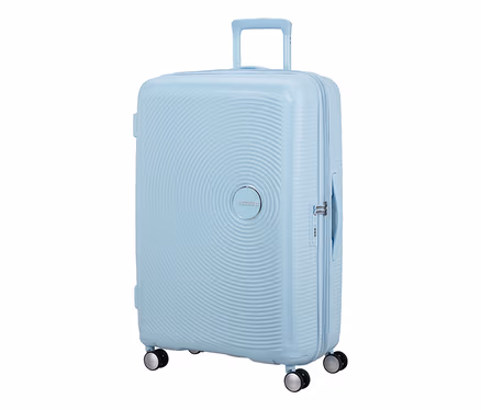 Großer, pastellblauer American Tourister Soundbox Hartschalen-Koffer mit Spinner-Rädern und Teleskopgriff.