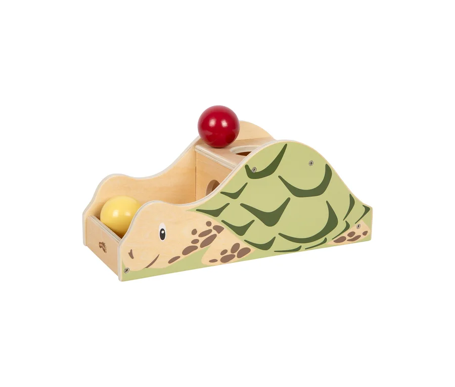 Eine hölzerne small foot Baby-Box für 7–9 Monate, geformt wie eine Schildkröte mit grünem Panzer. Eine rote Kugel liegt oben, eine gelbe Kugel ist im Inneren sichtbar.