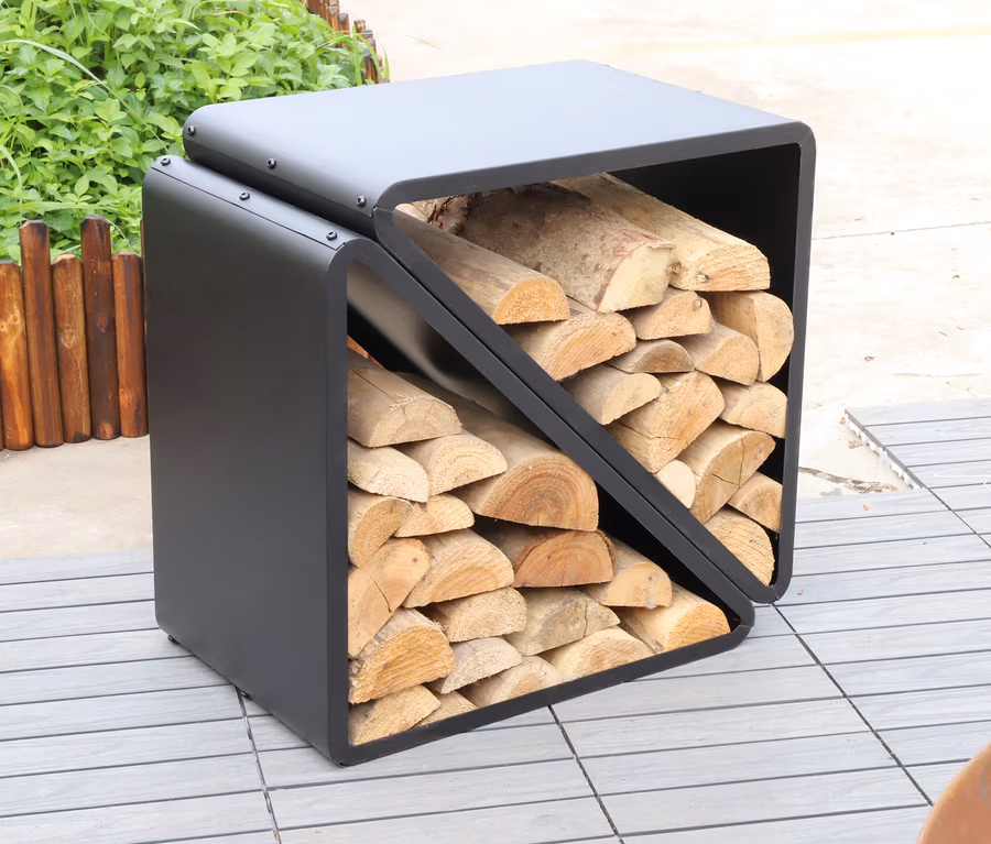 Ein ca. 57 cm großes Kaminholzregal ist mit Holzscheiten gefüllt.