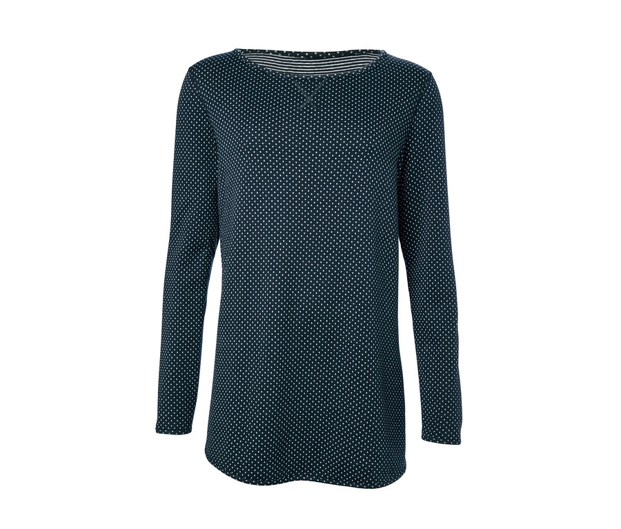 Eine Wendepyjama mit Leggings mit einem dunkelblauen, weiß gepunkteten Oberteil.