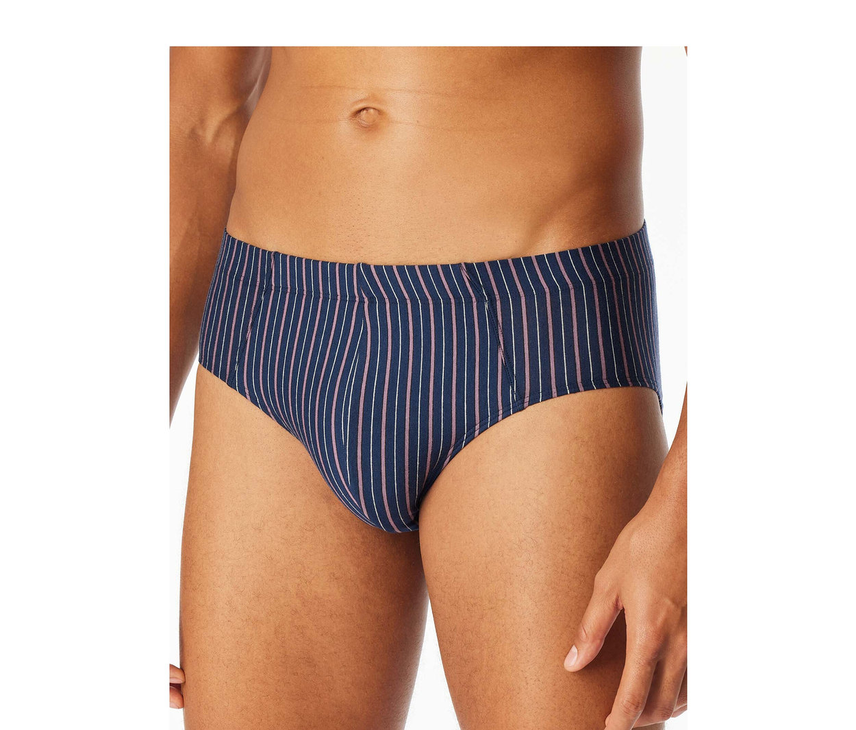 Mann trägt einen marineblauen SCHIESSER Slip mit dünnen weißen und rosa Streifen, Teil eines 3er-Packs.