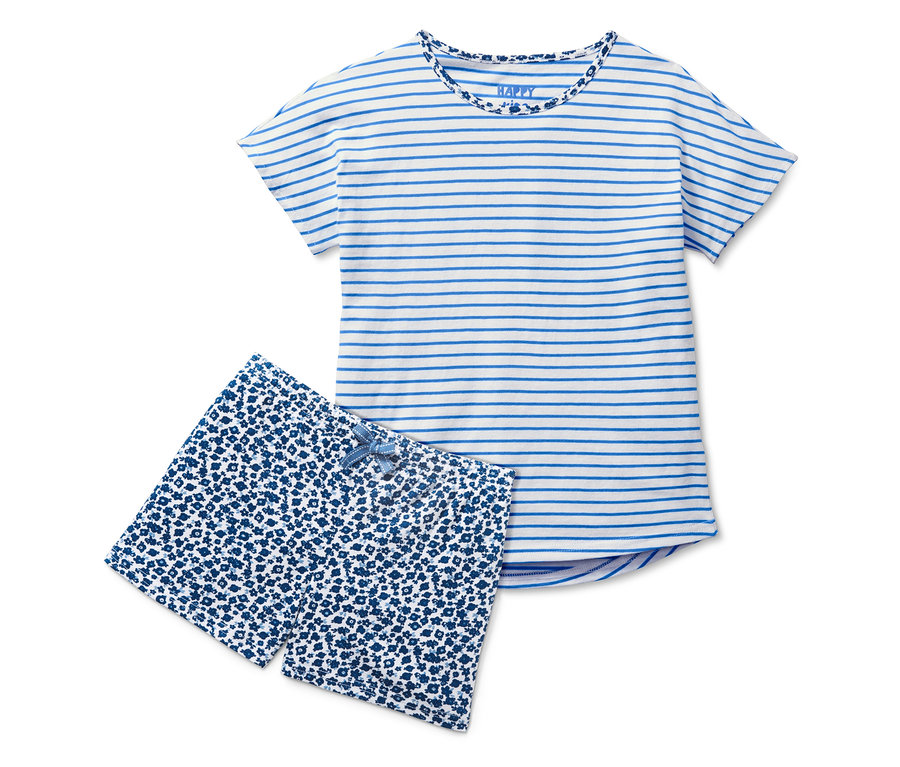 Ein Shorty-Pyjama mit blauen Streifen und blumigen Shorts.