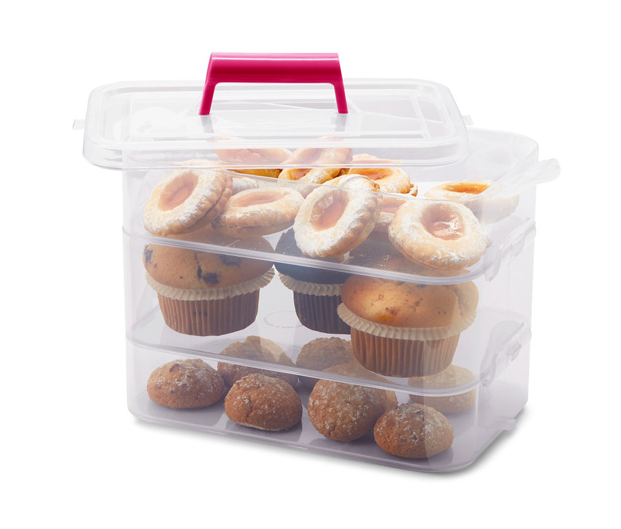 Ein dreistöckiger 3 Aufbewahrungsboxen gefüllt mit Muffins und Keksen.