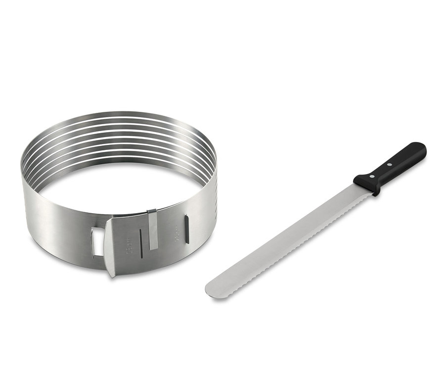 Eine Tortenboden-Schneidhilfe und ein Konditor- und Glasurmesser liegen nebeneinander.