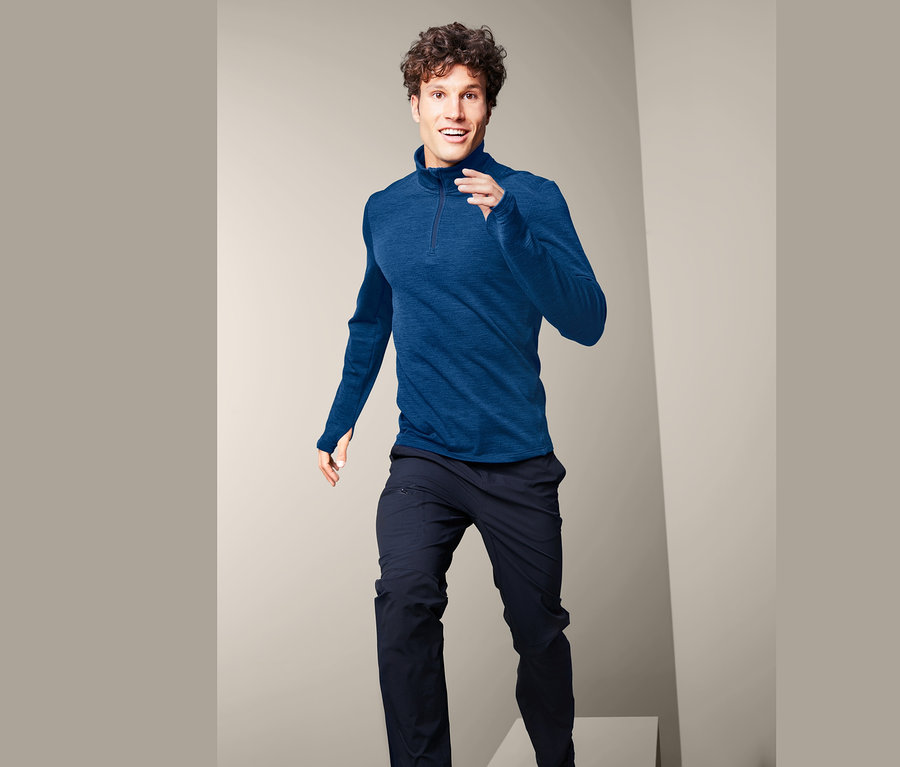 Mann in blauem Sportshirt mit langen Ärmeln.