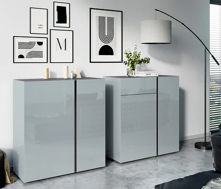 Zwei graue Germania Mesa Kommoden stehen im Wohnzimmer mit modernen Bildern an der Wand.