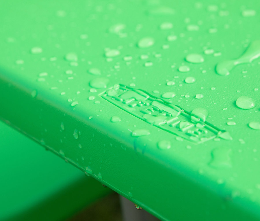 Detailansicht einer grünen LIFETIME Kinder-Picknicktisch »80094G« Tischplatte mit Wassertropfen.