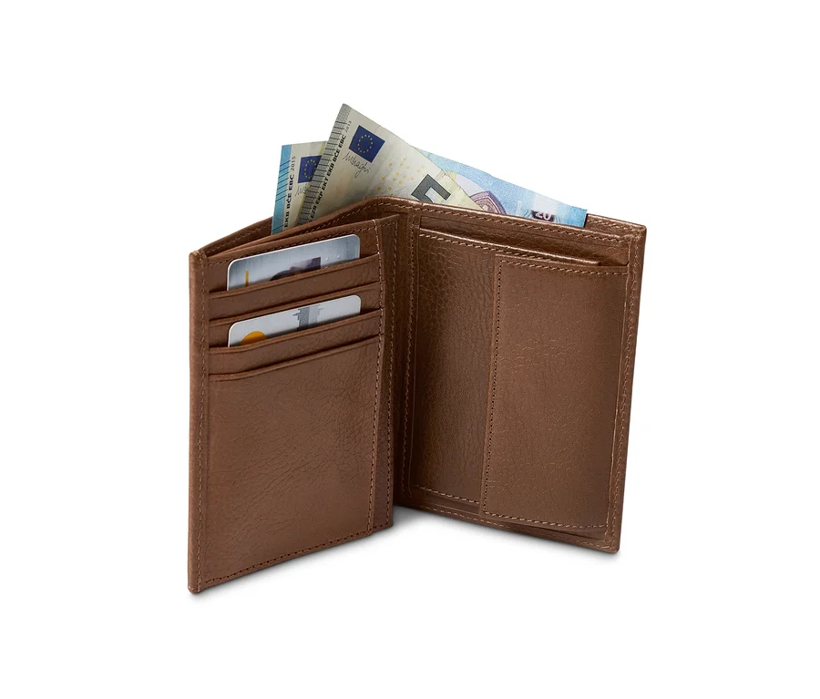 Geöffnete Leder-Börse mit Geldscheinen und Karten.