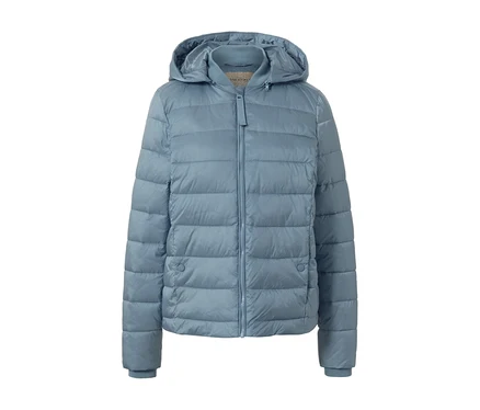 Hellblaue Steppjacke mit Kapuze.