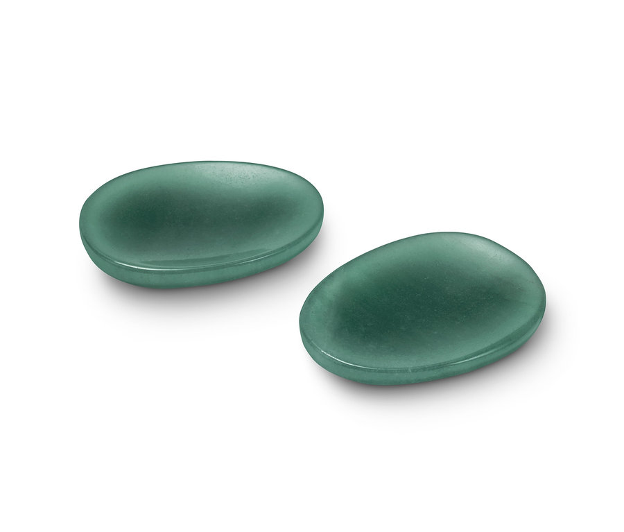 Zwei Jade-Augen-und-Meditationssteine liegen auf einem weißen Hintergrund.