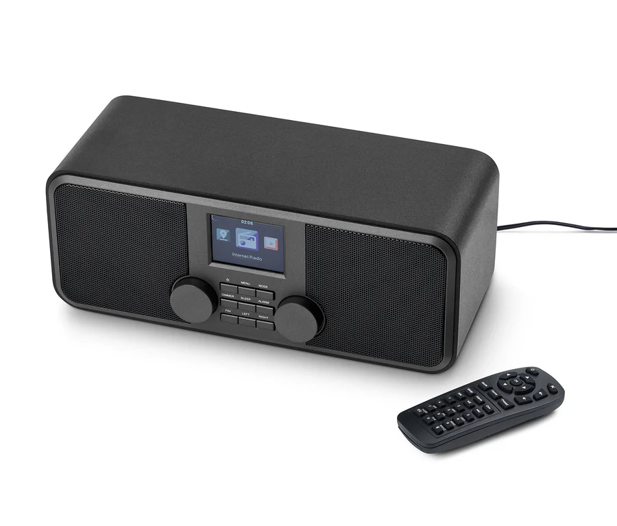 Schwarzes WLAN-Internetradio mit Farbdisplay und Fernbedienung auf weißem Hintergrund.