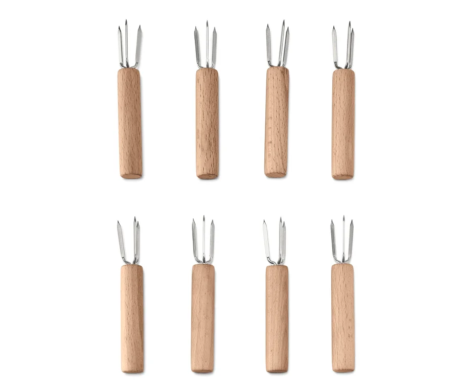 Acht Maiskolbenhalter mit Holzgriffen und zwei Zinken sind in zwei Reihen angeordnet.