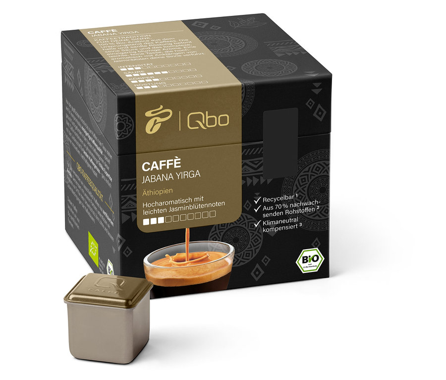 Eine Packung Qbo Caffè JABANA YIRGA und eine Kapsel sind zu sehen. Beschreibungen von Kaffee, Recyclingfähigkeit und Bio-Qualität.