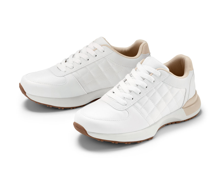 Zwei weiße Sneaker auf weißem Hintergrund.