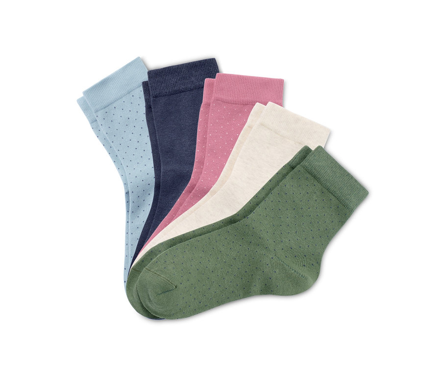Fünf Paar Socken in verschiedenen Farben mit Punkten.