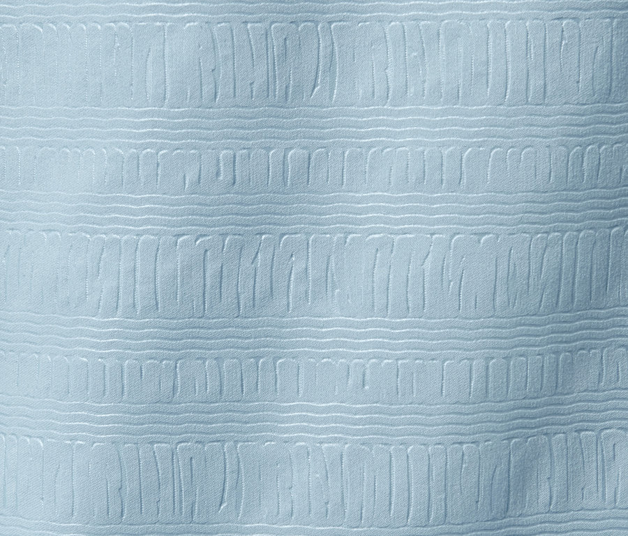 Detailansicht von blauer Seersucker-Bettwäsche mit erhabenem Muster.