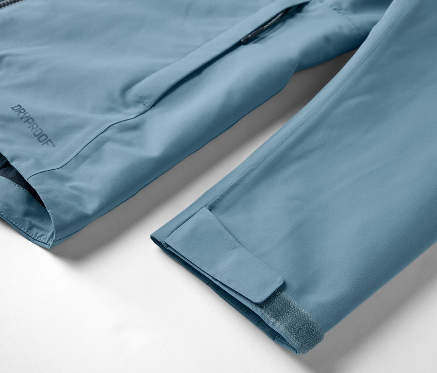 Detailansicht einer hellblauen Funktions-Outdoorjacke.