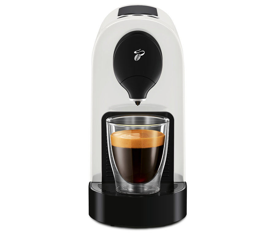 Eine weiße Cafissimo pure+ Kaffeemaschine mit einer Tasse Kaffee.