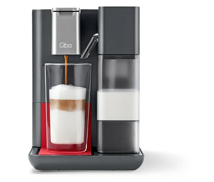Kaffee wird aus der Qbo MILK MASTER Lipstick Red Kaffeemaschine in ein Glas gegossen.