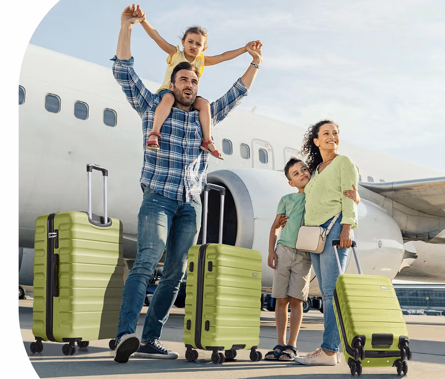Familie steht vor Flugzeug mit grünem 3er-Koffer-Set „Jörn“.