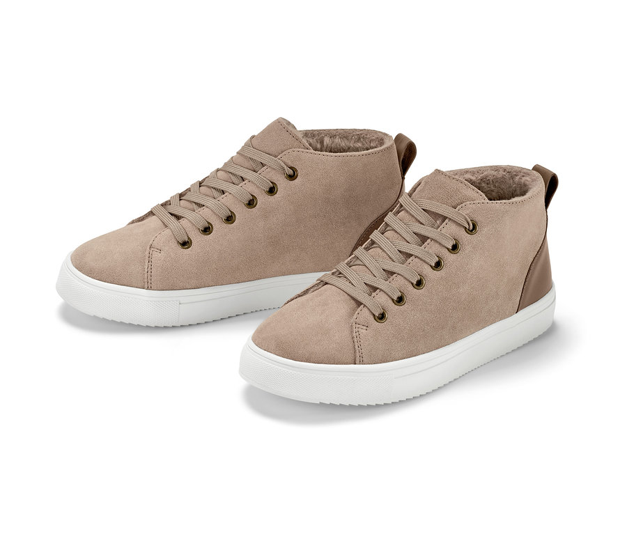 Zwei gefütterte Veloursleder-Sneaker in Beige mit weißer Sohle.