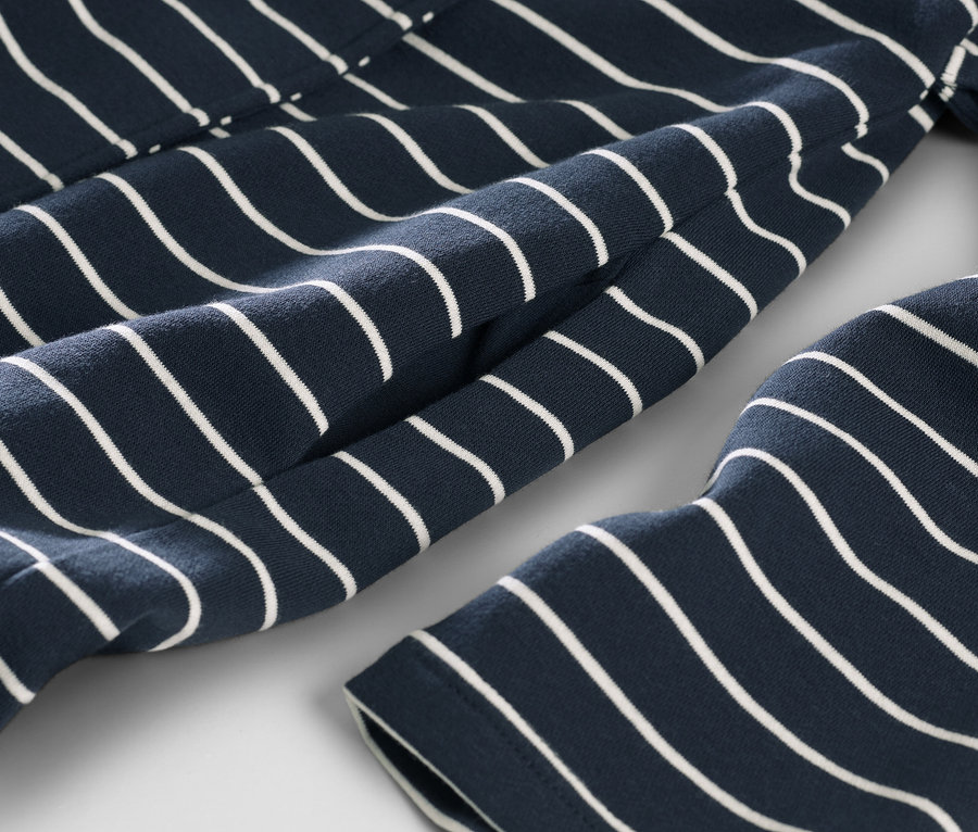 Detailansicht eines blau-weiß gestreiften Morgenmantels.