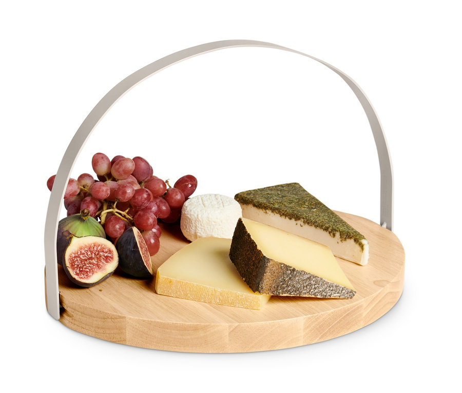 Käse, Feigen und Weintrauben auf einem Holz-Schneidebrett.