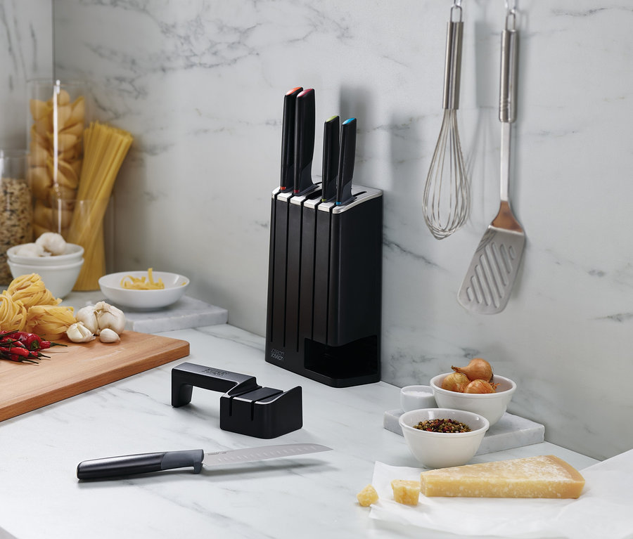 Küchenanrichte mit Joseph Joseph Messerblock »Elevate« samt Messern, Spaghetti, Knoblauch und Käse.