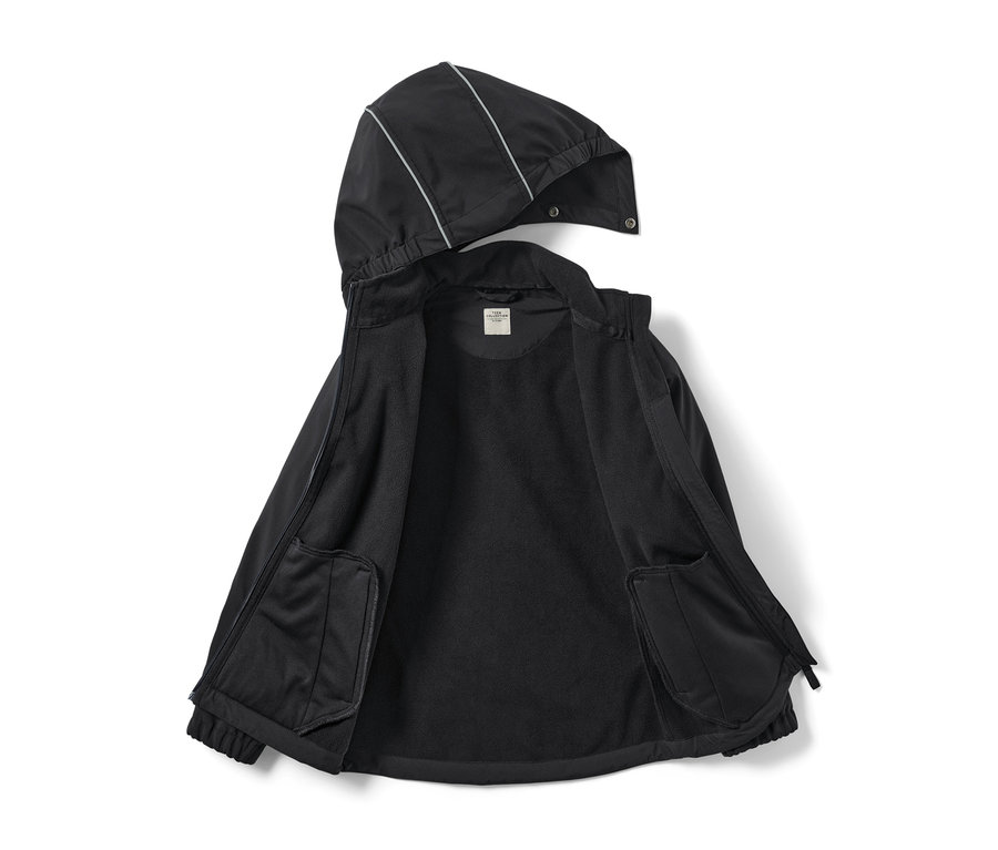 Eine geöffnete schwarze Kinder-Softshelljacke mit Kapuze zeigt ein schwarzes Fleecefutter.