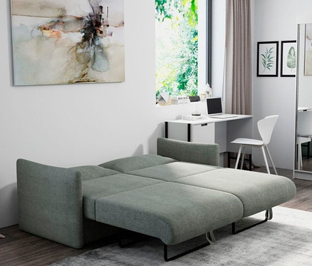 Ein graues DOMO collection Schlafsofa 2-Sitzer »Helsinki« steht ausgeklappt in einem Wohnzimmer.