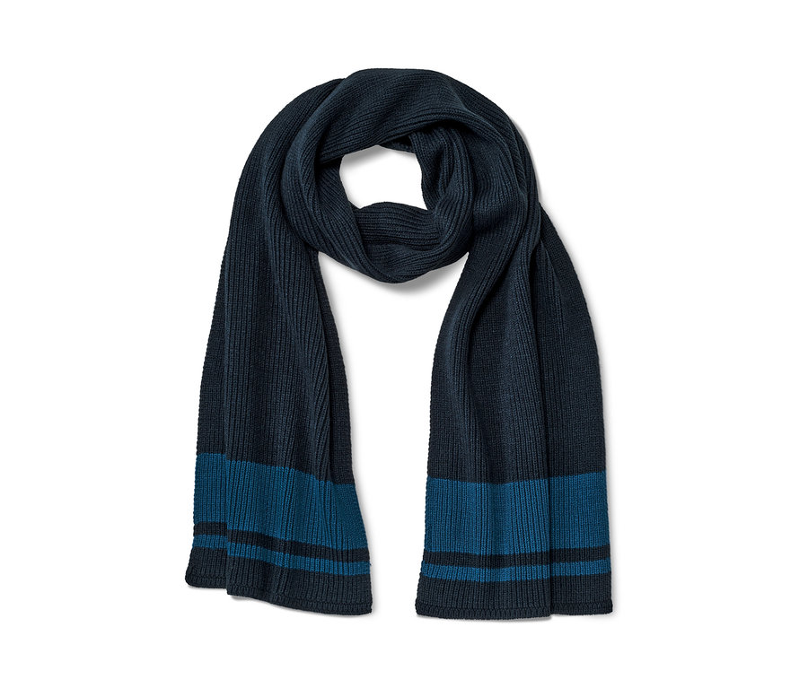 Ein dunkelblauer Strickschal mit blauen Streifen an den Enden.